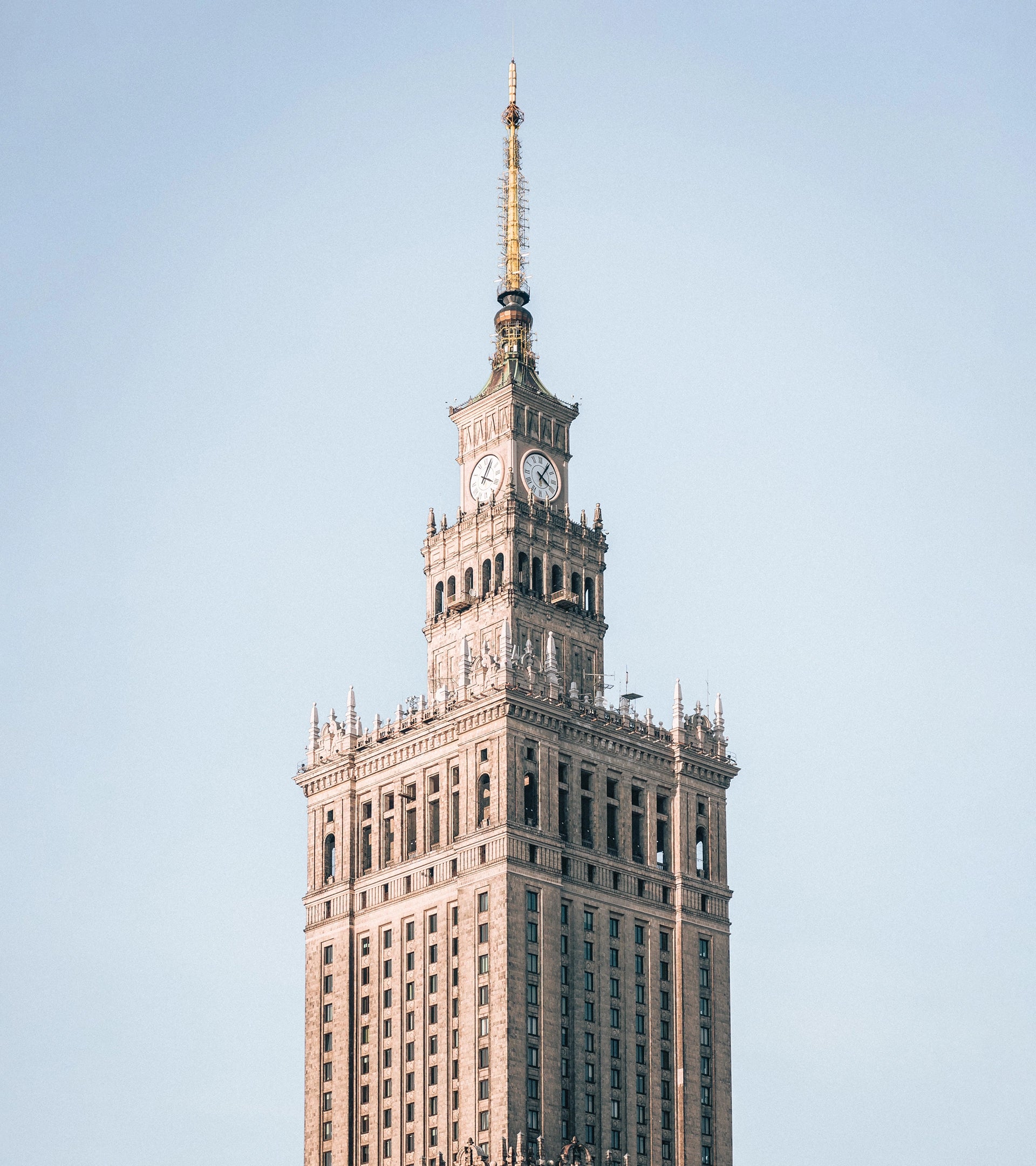 An image celebrating ALTR's expansion into Poland through an exclusive partnership with W. KRUK, the country’s oldest jewelry brand. This milestone highlights the launch of the "New Diamonds" line, bringing sustainable luxury to Eastern Europe.